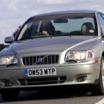 En 1999, Ford adquirió Volvo Cars por $6.4 mil millones con el objetivo de incorporar la tecnología de seguridad avanzada de la marca sueca en sus propios modelos. Bajo la tutela de Ford, Volvo introdujo modelos innovadores como el S80 y el V70, y la tecnología de seguridad de Volvo influyó en los diseños de Ford, como el Ford Five Hundred y el Ford Freestyle. Sin embargo, debido a la crisis económica de 2008, Ford vendió Volvo a Zhejiang Geely Holding Group de China en 2010 por $1.8 mil millones. A pesar de la venta, el legado de Volvo en cuanto a seguridad y tecnología sigue vivo en muchos vehículos de Ford.