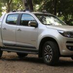 La Chevrolet Colorado ZR2 es una camioneta de tamaño mediano que no sacrifica la capacidad de carga por la versatilidad off-road. Equipado con suspensión especial para terrenos difíciles y diferenciales bloqueables, el ZR2 se enfrenta a las rutas más complicadas con facilidad. Sus propietarios destacan la durabilidad y la capacidad de esta camioneta para manejar tanto el día a día como aventuras de fin de semana en terrenos difíciles. La ZR2 se ha consolidado como una de las camionetas más confiables y capaces de su clase, asegurándose un lugar en el corazón de los entusiastas de las pickups.