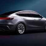 Elon Musk no solo es conocido por su liderazgo en Tesla, sino también por sus posturas políticas y financieras. A principios de 2025, Musk estuvo involucrado en varias controversias políticas, incluyendo su rol en la reducción de personal y la reestructuración de agencias gubernamentales. Estas decisiones, junto con sus opiniones públicas, han generado un rechazo por parte de muchos consumidores. Como resultado, algunos propietarios de Tesla ahora se sienten incómodos al asociar su compra con las decisiones y posturas de Musk, lo que incluso ha llevado a la aparición de adhesivos que dicen 