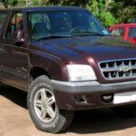 El Chevrolet S-10 2003 es conocido por sus problemas recurrentes de sobrecalentamiento, que son causados principalmente por fallos en el sistema de refrigeración, incluyendo problemas con el radiador, la bomba de agua y el termostato. Si estos problemas no se resuelven a tiempo, pueden provocar daños graves al motor. Dado que los problemas de sobrecalentamiento son frecuentes en este modelo, los mecánicos recomiendan evitarlo si buscas un camión que te ofrezca fiabilidad a largo plazo. Hay otras opciones en el mercado que ofrecen mejor rendimiento del sistema de refrigeración y menos riesgos de sobrecalentamiento.