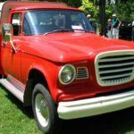 El Studebaker Champ, fabricado entre 1960 y 1964, es una camioneta de diseño único que representa una parte importante de la historia de los vehículos americanos. Su estilo distintivo y su mecánica sencilla hacen de esta camioneta un proyecto de restauración atractivo. Aunque la producción del Champ fue relativamente corta, su raridad y su diseño lo convierten en un vehículo codiciado entre los entusiastas de los vehículos vintage. Restaurar un Studebaker Champ no solo es una excelente forma de poseer un clásico raro, sino que también es una oportunidad para revivir una pieza histórica de la automoción estadounidense.