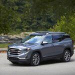 El GMC Terrain completa nuestra lista con una calificación de 88 sobre 100 en fiabilidad. Este SUV compacto ofrece un rendimiento excepcional tanto en la carretera como fuera de ella. Con un motor de cuatro cilindros eficiente y una suspensión bien equilibrada, el Terrain es conocido por su longevidad. Su construcción robusta y el cuidado en los detalles de diseño aseguran que, con un mantenimiento adecuado, este SUV continuará funcionando a su máximo nivel durante muchos años.