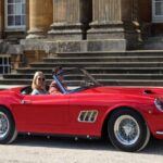 El Ferrari 250 GT SWB California Spider es, sin lugar a dudas, uno de los roadsters más codiciados de todos los tiempos. Con su motor V12 de 3.0 litros y su diseño de Scaglietti, este Ferrari se ha convertido en una de las piezas más prestigiosas en las subastas de coches de lujo. Su rareza, ya que solo se fabricaron 50 unidades, y su historia en la cultura del automóvil lo hacen uno de los autos más deseados del mundo. En una subasta reciente de Gooding & Company en 2023, un 250 GT SWB California Spider se vendió por impresionantes $18 millones.