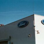 Ford ha garantizado que su nueva camioneta ofrecerá un menor costo total de propiedad durante los primeros cinco años que un Tesla Model Y usado de tres años, con más espacio interior que un Toyota RAV4. Esto pone a la Ford Universal EV Platform como una de las más competitivas, tanto en precio como en características, al desafiar a otros gigantes de la industria, especialmente a los modelos de gasolina como el RAV4.