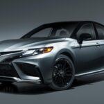 Precio de venta sugerido: $28,400
El Toyota Camry 2025 sigue siendo un modelo icónico en términos de fiabilidad, eficiencia y confort. Con hasta 51 mpg combinados y 232 caballos de fuerza, el Camry es un vehículo equilibrado que ofrece gran rendimiento y economía de combustible. Su diseño refinado, junto con características de lujo como asientos con memoria para dos conductores y climatizador de dos zonas, lo convierten en una excelente opción para quienes buscan un vehículo cómodo para sus viajes diarios. Aunque no tiene la misma tecnología avanzada de algunos competidores, la confiabilidad y confort que ofrece lo hacen una de las mejores opciones para jubilados.