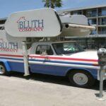 Modelo: Coche de escalera
Propietario: La familia Bluth
Aparición: Arrested Development (2003-2006, 2013)

El coche escalera de la familia Bluth es uno de los vehículos más singulares de la televisión. Este vehículo, originalmente diseñado para trabajos de construcción, se convierte en el transporte de los Bluth después de perder su riqueza. A lo largo de las tres primeras temporadas de Arrested Development, el coche escalera se ve envuelto en situaciones cómicas, desde accidentes hasta rescates involuntarios. Su torpeza y su aparente inutilidad, sumadas a la absurda trama de la familia Bluth, lo convierten en un personaje más dentro de la serie.