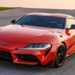 El Toyota GR Supra es el pináculo de la línea deportiva de Toyota, con raíces en el BMW Z4, lo que le otorga una fiabilidad heredada de la ingeniería alemana. A pesar de que algunos puristas puedan cuestionar sus influencias de BMW, la Supra mantiene una fiabilidad excepcional, lo que la convierte en una opción a largo plazo para los entusiastas de los deportivos.

Equipado con motores turboalimentados de cuatro y seis cilindros, el GR Supra ofrece un rendimiento impresionante sin sacrificar la durabilidad. Su manejo ágil y su diseño deportivo lo hacen adecuado para quienes buscan un auto emocionante, pero también fiable y robusto para su uso diario.