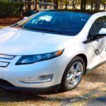 El Chevrolet Volt 2011 fue uno de los primeros autos híbridos enchufables en ganar popularidad, combinando un motor de gasolina de 1.4 litros con un motor eléctrico para ofrecer una autonomía total de más de 300 millas. Con una capacidad de hasta 40 millas solo con energía eléctrica, es una excelente opción para quienes necesitan un vehículo económico para los desplazamientos diarios sin preocuparse por la autonomía.

Además de su impresionante eficiencia de combustible, el Volt 2011 tiene un diseño interior moderno con un sistema de infoentretenimiento táctil y un panel de instrumentos digital. Su calificación de seguridad de cinco estrellas lo convierte en una opción excelente para quienes buscan un vehículo híbrido fiable y seguro para su familia.

Precio de Rango: $8,000 - $12,800