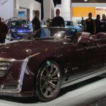 El Cadillac Ciel, presentado en 2011, es el epítome del lujo americano reinterpretado para el futuro. Con su diseño elegante y su experiencia de conducción al aire libre, el Ciel capturó la esencia del lujo clásico de Cadillac, mientras integraba tecnologías modernas y una fuerte orientación hacia la sostenibilidad. Aunque el Ciel no pasó a la producción en masa, su influencia es evidente en los modelos actuales de Cadillac, que continúan combinando lujo y tecnología avanzada. Este concepto mostró lo que podría ser un automóvil de lujo completamente funcional, preparado para las demandas del futuro.