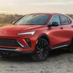 El Buick Envista 2025 (USD $25,195) es la opción más asequible de esta lista, pero no por ello menos impresionante. Este SUV cupé ofrece un diseño elegante con una línea de techo inclinada, lo que lo convierte en el vehículo más atractivo de la línea Buick. A pesar de contar con un motor modesto de 1.2 litros y 137 caballos de fuerza, el Envista ofrece una excelente economía de combustible, alcanzando las 30 mpg combinadas.

El Envista es ideal para aquellos que buscan un SUV cupé con estilo y una conducción cómoda, sin la necesidad de un rendimiento extremo. Además, su precio asequible lo convierte en una opción atractiva para quienes desean el look de un SUV de lujo sin romper el banco. Su pantalla táctil de 11 pulgadas, asientos deportivos de cuero sintético y sistema de sonido de alta calidad hacen que el Envista sea una excelente opción de entrada a los SUV cupé.