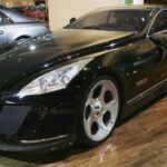 El Maybach Exelero, presentado en 2005, es uno de los coches más exclusivos y extraños de la historia moderna. Con un motor V12 de 691 caballos de fuerza, el Exelero no solo era un vehículo de lujo, sino una pieza de ingeniería extrema, capaz de alcanzar una velocidad máxima de 350 km/h.

Este coche fue encargado por la empresa de neumáticos Fulda para promocionar su nueva línea de neumáticos de alto rendimiento. El diseño único, hecho a medida, fue creado por los estudiantes de una escuela de diseño alemana y fabricado por la empresa italiana Stola. Solo existe una unidad del Exelero, y su historia incluye momentos peculiares, como la disputa pública por su compra por parte del rapero Birdman, quien adquirió el coche por una cifra astronómica.