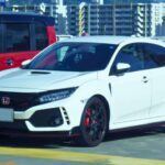 La décima generación del Civic marcó una transformación significativa, con un diseño audaz y una tecnología avanzada. La introducción de motores turboalimentados mejoró tanto el rendimiento como la eficiencia en toda la línea. El Civic Type R de 2017 hizo historia al romper récords de tiempo en el Nürburgring, demostrando la capacidad de Honda para crear vehículos de alto rendimiento. Esta generación ofreció una amplia gama de opciones, desde el eficiente Civic Hybrid hasta el potente Type R, asegurando que el Civic mantuviera su popularidad tanto entre los conductores que buscan economía como aquellos que desean adrenalina.