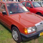 El Mercedes-Benz 190E, que en su momento fue eclipsado por modelos más lujosos de la marca, ha experimentado un renacimiento entre los coleccionistas. Este coche se destacó en los años 80 por su ingeniería avanzada y su elegancia discreta. El 190E fue pionero en el segmento de los autos ejecutivos compactos, y hoy en día es apreciado por su durabilidad y su capacidad tecnológica. A medida que los coleccionistas reconocen su lugar en la historia de Mercedes-Benz, el valor del 190E ha ido en aumento, lo que lo convierte en una inversión menos convencional pero con un enorme potencial a largo plazo.
