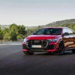 El Audi RS Q8 es un SUV de alto rendimiento con un precio base de 137.495 dólares. Comparte muchos componentes con el Lamborghini Urus, incluyendo su motor V8 biturbo de 631 caballos en la versión 2025. Con un diseño imponente y una conducción que combina potencia y precisión, este crossover redefine el concepto de SUV deportivo, demostrando que la versatilidad no está reñida con la emoción al volante.