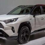 Un problema silencioso de los híbridos es que pierden valor rápidamente una vez que terminan su garantía. Aunque los híbridos de marcas como Toyota suelen mantener mejor su valor que otros vehículos, la percepción del coste de reparación de las baterías (que puede ser de varios miles de euros) crea una barrera psicológica para los compradores de coches de segunda mano. Incluso si el coche está en perfectas condiciones, muchos compradores se sienten intimidados por la posible necesidad de reemplazar la batería, lo que hace que los híbridos pierdan valor de forma más significativa después de 100,000 millas o 160,000 km. Como resultado, los conductores que esperaban vender su coche híbrido por un buen precio pueden encontrarse con una realidad muy diferente en el mercado de segunda mano.