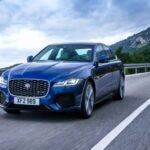 El Jaguar XF es un sedán que ofrece un motor turboalimentado de cuatro cilindros y una experiencia de conducción placentera, pero tiene varios inconvenientes a largo plazo. A pesar de sus características elegantes, como la columna de dirección ajustable eléctricamente y el cuadro de instrumentos digital, los problemas de mantenimiento son una constante. La transmisión, el sistema eléctrico y las costosas reparaciones hacen que este modelo no sea la mejor opción para aquellos que buscan una experiencia de lujo sin complicaciones. Aunque es atractivo por fuera, el Jaguar XF puede resultar una inversión arriesgada debido a sus problemas mecánicos y su alto costo de mantenimiento.