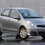 Puntuación de confiabilidad: 86/100
El Toyota Yaris 2009 es un ejemplo de fiabilidad y bajo costo de mantenimiento. Con un motor de 1.5 litros de cuatro cilindros, el Yaris ofrece un consumo de combustible impresionante y un diseño compacto ideal para la ciudad. Además, su motor es conocido por su durabilidad y facilidad de mantenimiento. Con un costo anual de mantenimiento de solo $299 y un kilometraje máximo registrado de hasta 900,000 kilómetros, el Yaris es la opción ideal para quienes buscan un vehículo económico y confiable para muchos años.
Kilometraje máximo registrado: 900,000 km
Calificación de confiabilidad de KBB: 4.9/5.
