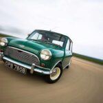 El Austin Mini es un icono que cambió para siempre el concepto de los coches pequeños. Su diseño compacto, junto con su motor transversal y tracción delantera, alteró la disposición de los coches de la época y marcó el camino hacia los autos pequeños modernos. A pesar de su tamaño reducido, el Mini ofrecía un interior sorprendentemente espacioso, convirtiéndolo en un coche perfecto para las familias. Además, su gran estabilidad y facilidad de manejo lo hicieron popular en las carreras, y hoy sigue siendo un coche divertido de conducir.
Punto clave: El Mini no solo revolucionó el diseño de coches pequeños, sino que también definió una nueva era de accesibilidad y practicidad en la conducción.