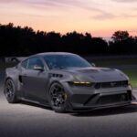 El Ford Mustang GTD Liquid Carbon es un coche que solo unos pocos afortunados podrán tener. La versión coupé ya está agotada, y las versiones Roadster y Roadster Revolution están limitadas a solo 12 unidades cada una. Este nivel de exclusividad no solo lo convierte en un coche deseado, sino también en una pieza de coleccionista que promete mantener su valor a lo largo de los años.