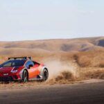 Aunque más radical, el Lamborghini Huracán Sterrato es el superdeportivo que desafía las reglas. Con un precio de 282.667 dólares, equipa neumáticos todoterreno y una suspensión elevada que lo hacen tan válido en carretera como en caminos off-road. Su motor V10 y su enfoque aventurero lo convierten en uno de los modelos más divertidos de conducir.