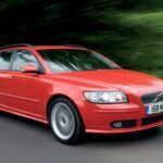 Cerramos la lista con el Volvo V50 T5, una station wagon compacta con el mítico motor de cinco cilindros turbo de 220 CV y 320 Nm. Podía acelerar de 0 a 100 km/h en 6,6 segundos, una cifra excelente para un coche familiar. Disponible en tracción delantera o total, ofrecía un carácter deportivo inesperado en un Volvo discreto. Sin embargo, su elevado consumo y emisiones limitaron sus ventas, lo que lo condenó al olvido pese a sus virtudes.