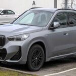 El BMW iX1 es la propuesta ideal para quienes buscan un eléctrico premium en formato urbano. Con una autonomía que oscila entre 270 y 340 km, combina acabados de lujo, conectividad avanzada y asistencias a la conducción de última generación. Es la prueba de que se puede disfrutar de la esencia BMW sin renunciar a la movilidad sostenible.