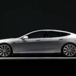 El Model S elevó los estándares de los eléctricos: batería grande, refrigeración por agua y carga rápida. Más allá del vehículo, Tesla impulsó la red Supercharger, facilitando viajes largos con coches eléctricos. Aunque los primeros modelos sufrieron problemas de filtraciones y costosos reemplazos de batería, su impacto sigue siendo referencia en tecnología y autonomía.