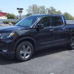 La Honda Ridgeline, conocida por su diseño único y versatilidad, podría ver cambios en su línea hacia soluciones híbridas y eléctricas. Honda busca reducir emisiones y mejorar la eficiencia, asegurando que sus pickups sigan siendo competitivas en un mercado más ecológico.