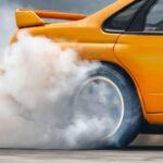 El ZR1 es un espectáculo sensorial: rugidos, explosiones y vibraciones que hacen latir el corazón de cualquier entusiasta. El Tesla, en cambio, es silencio puro, un coche que parece “demasiado civilizado”... hasta que miras el cronómetro y entiendes que la música aquí está en los números.