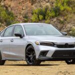 El Honda Civic es uno de los compactos más fiables y versátiles del mercado. Su depreciación media tras cinco años es del 28%, con una pérdida de tan solo 6.987 dólares. Este modelo japonés ha demostrado ser mucho más que un coche urbano: es económico, durable y con gran demanda en mercados de ocasión, lo que lo convierte en una inversión inteligente.