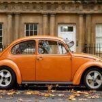 Más allá de los modelos contemporáneos, los clásicos como el Volkswagen Beetle o el Ford Mustang siguen demostrando que la durabilidad no entiende de modas. Construidos con materiales sólidos y mecánicas sencillas, estos coches se han mantenido en circulación durante décadas. Restaurarlos no solo es un acto de pasión, sino también una forma de poseer un vehículo cuya vida útil puede superar a la de muchos coches nuevos.