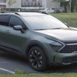 Si el objetivo es ganar espacio interior, el Kia Sportage se impone como una de las mejores opciones. Su versión LX ya es competente, pero con promociones habituales es posible acceder al acabado EX sin superar los 30.000 dólares. Ofrece un habitáculo muy amplio, un maletero generoso y una conducción más refinada de lo esperado en su rango de precio.