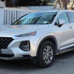 El Hyundai Santa Fe cierra la lista con una vida útil estimada de 206,398 millas. Este SUV combina diseño moderno con amplio espacio de carga y tecnología intuitiva, ofreciendo una opción práctica tanto para la conducción diaria como para escapadas de fin de semana.