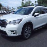 El Subaru Ascent, pese a su robusta seguridad y tracción total, enfrenta fuerte competencia en el segmento de SUV medianos. Su consumo medio y rendimiento promedio pueden alejar a compradores que buscan opciones más eficientes y modernas, afectando su valor a futuro.