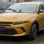 El Dodge Hornet rompe con la imagen habitual de un SUV compacto. Su motor potente, una dirección precisa y aceleraciones contundentes lo colocan como la opción más deportiva del listado. Además, cuenta con una versión híbrida enchufable que mejora la eficiencia, ofreciendo así lo mejor de dos mundos: prestaciones y ahorro de combustible.