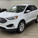 El Ford Edge ST demostró que incluso un SUV familiar podía ofrecer cifras respetables. Con un V6 biturbo EcoBoost de 2.7 litros y 335 CV, lograba una velocidad máxima de 230 km/h. Con tracción total de serie y una puesta a punto deportiva, fue una declaración de intenciones de que Ford podía llevar el ADN de la velocidad incluso a un crossover.