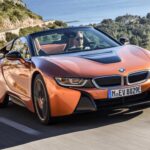 El BMW i8 fue la propuesta futurista de la marca bávara, con un diseño que aún hoy parece sacado de un concept car. Con puertas de tijera, carrocería en fibra de carbono y un sistema híbrido de 357 CV, combina eficiencia y espectacularidad. Su precio en el mercado de segunda mano ronda los 34.000 dólares, convirtiéndolo en un superdeportivo del futuro a precio de ocasión.