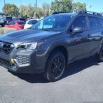 El Subaru Outback 2024 refuerza su imagen como SUV aventurero por excelencia. Su rediseño aporta un estilo más refinado y mejoras aerodinámicas, sin perder ese carácter robusto que lo ha convertido en uno de los favoritos de los conductores que disfrutan del aire libre.

El interior combina confort, seguridad y conectividad, con un enfoque claro en la practicidad. Además, la tracción integral de Subaru sigue siendo una garantía para afrontar terrenos difíciles, lo que lo convierte en una elección ideal para quienes valoran la aventura tanto como el día a día.