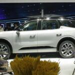 Reservado exclusivamente para China, el Edge L es un SUV cargado de tecnología futurista. Su interior destaca por una pantalla panorámica de 27 pulgadas que domina el salpicadero, acompañada de instrumentación digital y sistema de sonido premium. Disponible en versiones híbrida y gasolina, ofrece hasta 738 millas (más de 1.100 km) de autonomía en su variante híbrida, un dato que haría las delicias de cualquier conductor estadounidense.