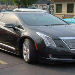 El Cadillac ELR quiso ser la respuesta de General Motors al éxito de Tesla, pero fracasó estrepitosamente. Basado en el Chevrolet Volt, ofrecía un diseño atractivo y lujoso, pero su precio era excesivo para lo que realmente ofrecía. Los clientes no entendieron por qué debían pagar un sobreprecio frente a alternativas más baratas y tecnológicamente avanzadas. El resultado: ventas mínimas y una desaparición rápida del mercado.
