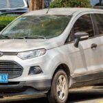 En teoría, el Ford EcoSport parecía el SUV urbano ideal: compacto, moderno y práctico. En la práctica, fue un fracaso. El motor 1.0 EcoBoost carecía de fuerza en carretera, el portón trasero con apertura lateral resultaba incómodo y el interior era más estrecho de lo esperado. Un modelo que nunca convenció ni en Europa ni en Estados Unidos.