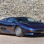El Jaguar XJ220 fue concebido para ser el superdeportivo más rápido del mundo y lo logró, alcanzando 220 mph (354 km/h) en 1993. Aunque más tarde perdió el récord frente al McLaren F1, su legado quedó intacto. Su precio actual varía desde “ofertas” de poco más de 120.000 dólares hasta cifras que superan el millón de dólares. Un clásico británico que aún despierta pasiones.