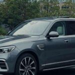 Si hablamos de SUV de gran tamaño, modelos como Lincoln Navigator, Range Rover y Mercedes G‑Class lideran en lujo absoluto, con precios que superan los 100.000 dólares y ofreciendo comodidad y prestigio inigualables.