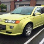 El Saturn Vue, presentado en 2002, destacaba por su diseño atractivo y planes ambiciosos. Sin embargo, las primeras versiones sufrieron con transmisiones CVT problemáticas y suspensiones poco resistentes. Aunque funcionaba bien en condiciones ideales, las reparaciones frecuentes le dieron mala fama.