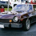 El AMC Matador Coupe de mediados de los 70 contaba con motor V8, pero su rendimiento decepcionaba y su diseño polarizaba. En un mercado saturado de competidores más potentes y estéticamente atractivos, el Matador quedó relegado, aunque sigue teniendo seguidores que aprecian su historia y carácter único.