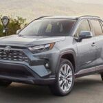 El Toyota RAV4 ha logrado superar incluso a modelos icónicos como la Ford F-150 en popularidad, con 239.451 unidades vendidas hasta ahora en 2025. Este SUV híbrido combina eficiencia, seguridad y espacio interior, siendo perfecto para familias y conductores conscientes del consumo. Aunque su conducción no sea particularmente emocionante, su fiabilidad y relación calidad-precio lo mantienen como un líder de mercado indiscutible.