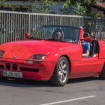 El BMW Z1 (1989-1991) fue un roadster experimental con motor de seis cilindros en línea de 2.5 litros y 170 caballos. Su suspensión trasera de enlace múltiple y su perfil aerodinámico lo hacían ágil y divertido. Pero su característica más llamativa eran las puertas retráctiles, un rasgo que lo convirtió en un precursor de los futuros Z3 y Z4.