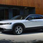 El Mazda MX-30 es un SUV eléctrico compacto que destaca por su diseño único y materiales ecológicos. Con una batería de 35.5 kWh, ofrece una autonomía de aproximadamente 100 millas, lo que lo hace perfecto para los trayectos urbanos, aunque no ideal para viajes largos. Sus puertas estilo “freestyle” (sin marco) le dan un toque distintivo y atractivo.

Aunque la autonomía es limitada, la versión MX-30 R-EV plug-in híbrida incluye un motor rotativo como extensor de autonomía, llevando su alcance total hasta 400 millas. Con un precio base de $33,470, el MX-30 es ideal para conductores urbanos que priorizan el estilo y la sostenibilidad, sin sacrificar por completo el rendimiento.