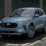 Precio inicial: $29,515
El Ford Escape 2025 es una opción muy versátil en el mundo de los SUV, especialmente si prefieres contar con diferentes opciones de motorización. Puedes elegir entre motor de gasolina estándar, híbrido o híbrido enchufable (PHEV), lo que te permite adaptar el vehículo a tus necesidades de autonomía y consumo de combustible. El Escape ofrece más espacio para las piernas en la parte trasera en comparación con el RAV4 y una pantalla táctil más grande, lo que mejora la experiencia de conducción. A pesar de que Ford tiene planes de descontinuar el Escape para 2026, este modelo sigue siendo una excelente opción de compra en 2025, especialmente si buscas una opción económica y bien equipada.