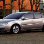 “El comienzo del fin para Saturn y GM.”
El Saturn Ion fue el sucesor del S-Series, un modelo muy querido por los conductores. Sin embargo, el Ion fue un modelo extraño con un tablero central de medidores poco convencional, plásticos de baja calidad en el interior y puertas que sonaban como si estuvieran hechas de latas de sopa. La llegada del Ion marcó el comienzo de la caída de Saturn y General Motors, que, pocos años después, se sumergiría en una quiebra masiva. El Ion no solo fue un coche malo; fue un símbolo de los problemas estructurales dentro de GM en esa época.